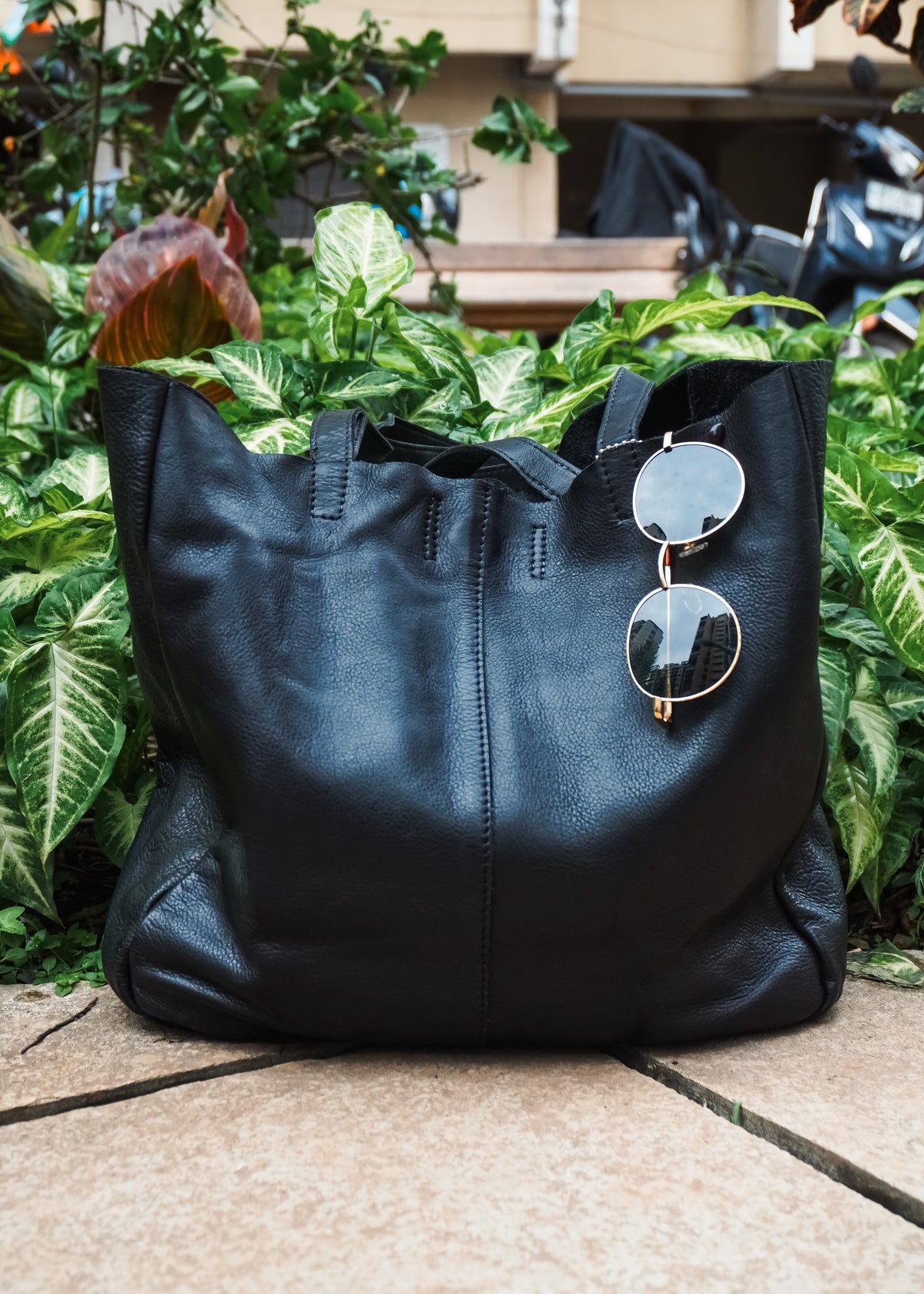 The Signature Leather Tote - Black