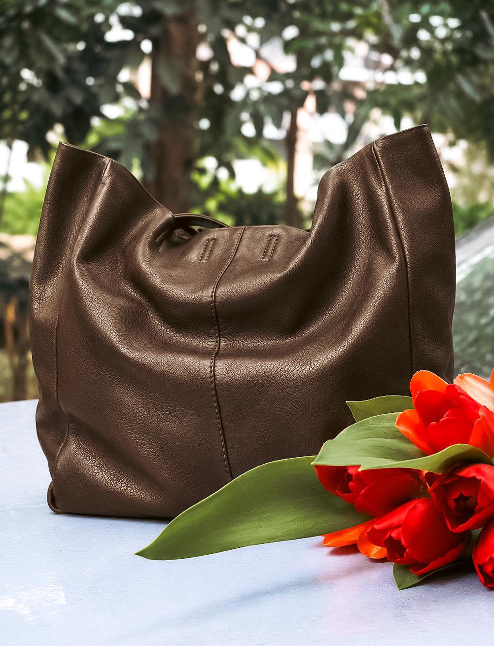 The Signature Leather Tote - Dark brown